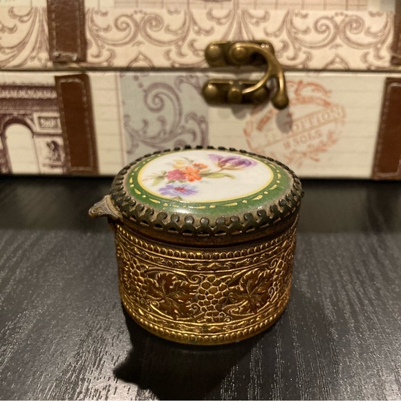 Vintage Patinated Victorian look Metal Vanity, Trinket, Jewel Box. 2x1.5 inches - Picture 7 of 16